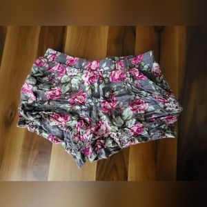 Cute summer floral shorts! Gray with pink floral, bishop + young size M